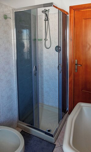 Dusche, Haartrockner, Bidet, Handtücher