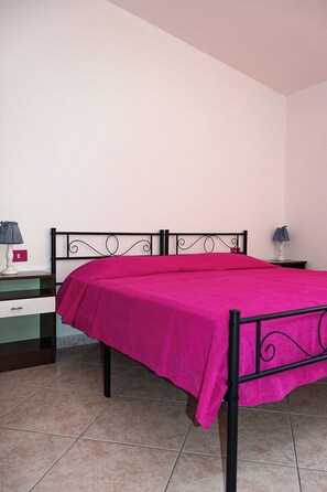 3 bedrooms, WiFi, bed sheets - Spacious attic room in historic center (Orosei)