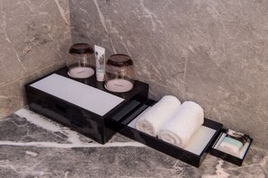 Habitación Deluxe, 1 cama de matrimonio grande | Caja fuerte, decoración individual, mobiliario individual y escritorio
