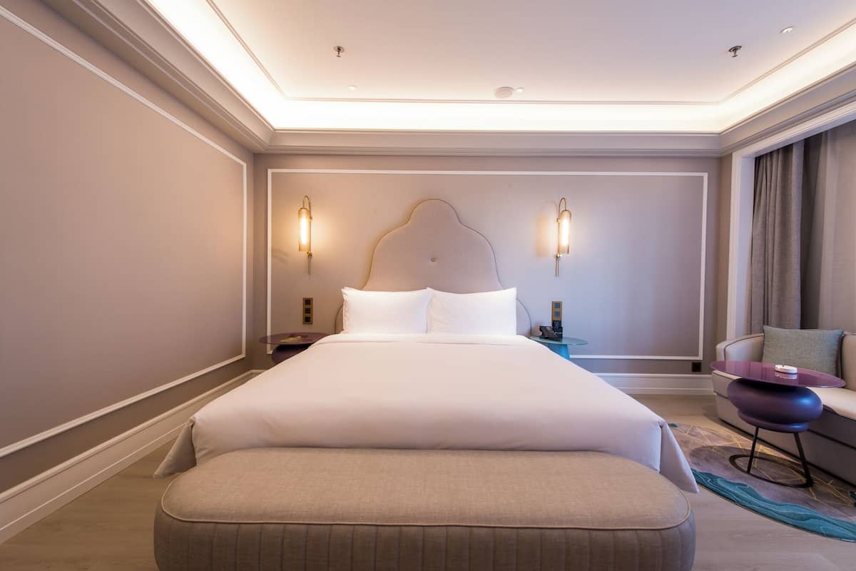 Chambre supérieure, 1 trÚs grand lit | Coffre-fort, décor unique, ameublement unique, bureau