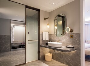 Shower, rainfall showerhead, free toiletries, hair dryer - Mercure Changchun Hengxing (Changchun)