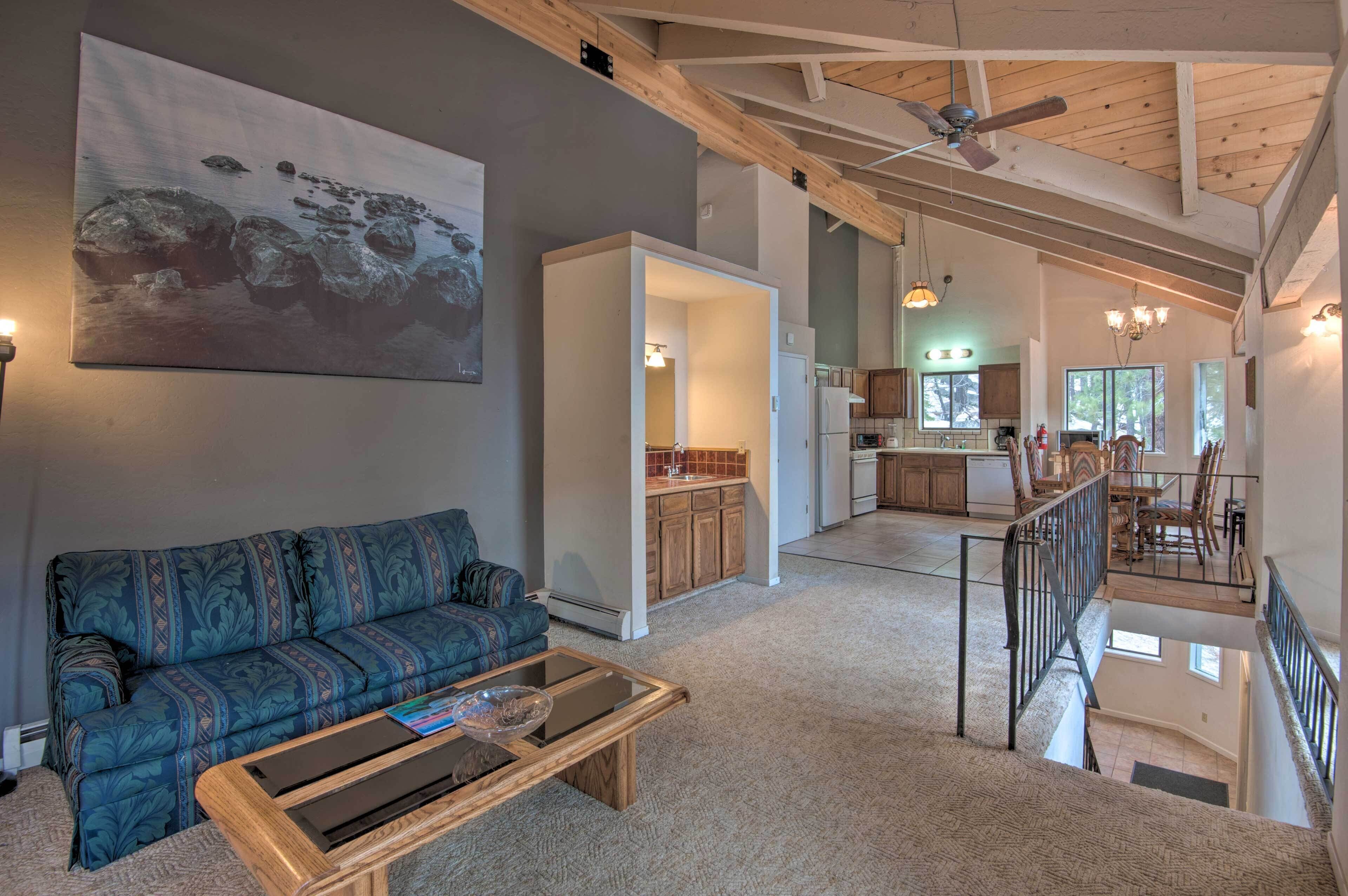 Televisie, een open haard, een dvd-speler en tafelvoetbal