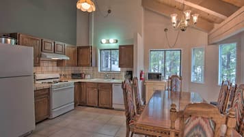 Køleskab, mikrobølgeovn, kogeplade, opvaskemaskine