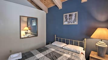 4 bedrooms, desk, iron/ironing board, Internet