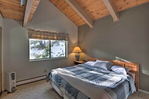 4 bedrooms, desk, iron/ironing board, Internet