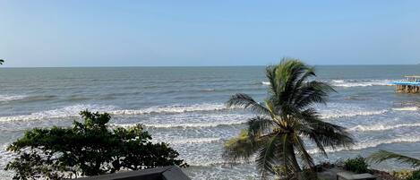 Pantai pribadi, payung pantai, dan handuk pantai