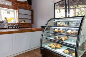 Colazione a base di specialità locali inclusa, servita tutte le mattine 