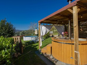 Outdoor spa tub - Wonderful private villa for 5 guests with WIFI, hot tub, private pool, TV, patio and pets allowed (Londa)