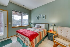 2 bedrooms, free internet, bed sheets - Inviting townhome w/private balcony, grill, & amazing mountain views (Silverthorne)