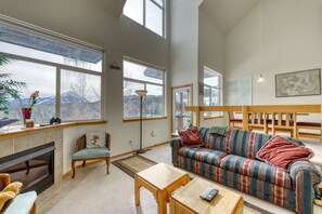 TV, fireplace, DVD player, books - Inviting townhome w/private balcony, grill, & amazing mountain views (Silverthorne)