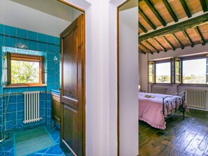 2 bedrooms, travel cot, free WiFi