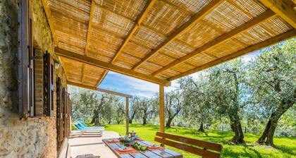 Wonderful private villa for 6 guests with WIFI, private pool, TV, terrace and pets allowed