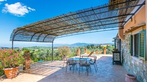 A covered outdoor patio with a table and chairs, overlooking a scenic landscape. - Wonderful private villa for 5 guests with WIFI, private pool, TV, terrace and panoramic view (Impruneta)