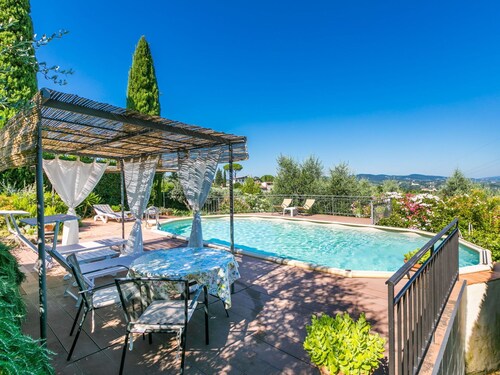 Atemberaubendes alleinstehendes Ferienhaus mit  W-LAN, privatem Pool, TV, Terrasse und Panoramablick