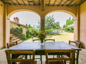 Outdoor dining - Beautiful private villa for 9 guests with private pool, WIFI, terrace and pets allowed (Pergine Valdarno)