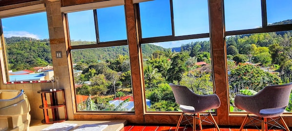 Estudio de luna de miel, bañera de hidromasaje, vistas al valle | 2 dormitorios, sábanas de algodón egipcio, ropa de cama de alta calidad