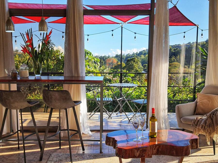 Cabana nupcial, 1 llit de matrimoni gran, vistes a la vall, al costat de la muntanya | Sala d'estar | Televisor de pantalla plana de 100 cm amb canals digitals i televisor