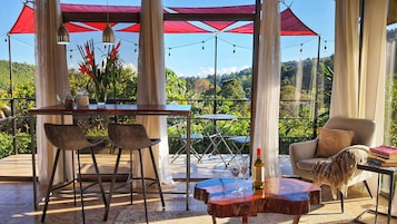 Cabaña de luna de miel, 1 cama de matrimonio grande, vistas al valle, junto a la montaña | Zona de estar | Una televisión de pantalla plana, Netflix, películas de estreno