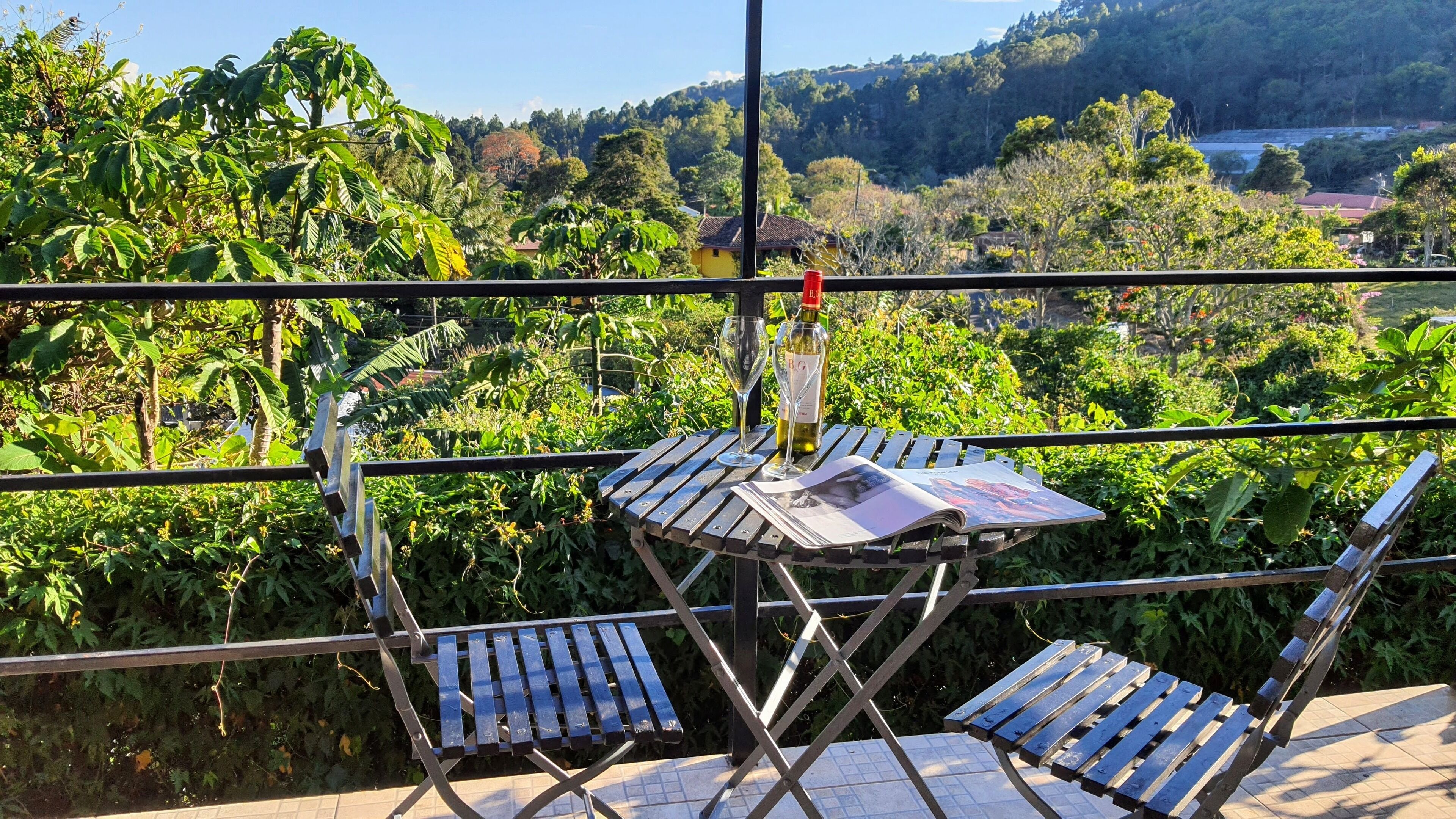 Hytte til brudepar - 1 kingsize-seng - udsigt til dal - ved bjerg | Terrasse/gårdhave