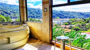 Estudio de luna de miel, bañera de hidromasaje, vistas al valle | Baño | Secador de pelo, zapatillas, toallas y jabón