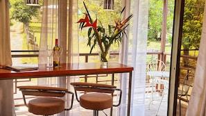 Suite estudio exclusiva, 1 cama de matrimonio, cocina básica, vistas a la montaña | Servicio de comidas en la habitación