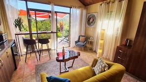 Cabaña Deluxe, vistas al valle, junto a la montaña | Zona de estar | Una televisión de pantalla plana, Netflix, películas de estreno