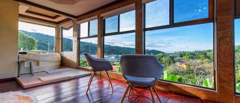 Estudio de luna de miel, bañera de hidromasaje, vistas al valle | Sábanas de algodón egipcio y ropa de cama de alta calidad