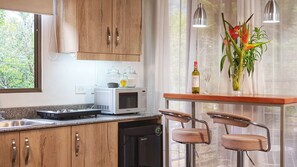 Premier-Studiosuite, 1 Queen-Bett, Kochnische, zum Garten hin | Essbereich im Zimmer