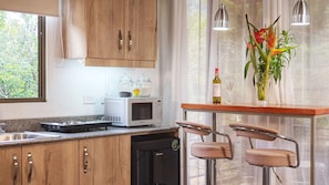 Premier Studio Suite, 1 Queen Bed, Kitchenette, Garden Area | In-room dining