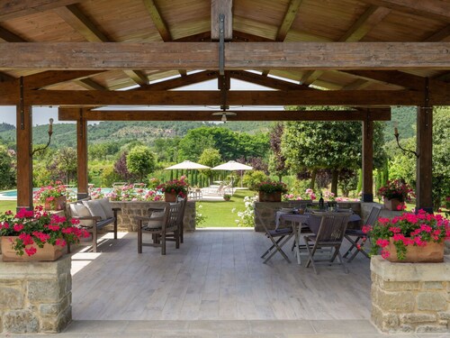 Stunning private villa for 7 people with WIFI, private pool, TV, patio and pets allowed