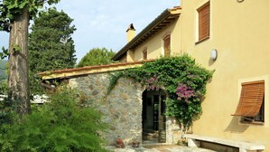 A stone pathway leading to a rustic building with a stone archway and a wooden door. - Beautiful private villa for 9 guests with WIFI, A/C, private pool, TV, terrace and pets allowed (Buti)
