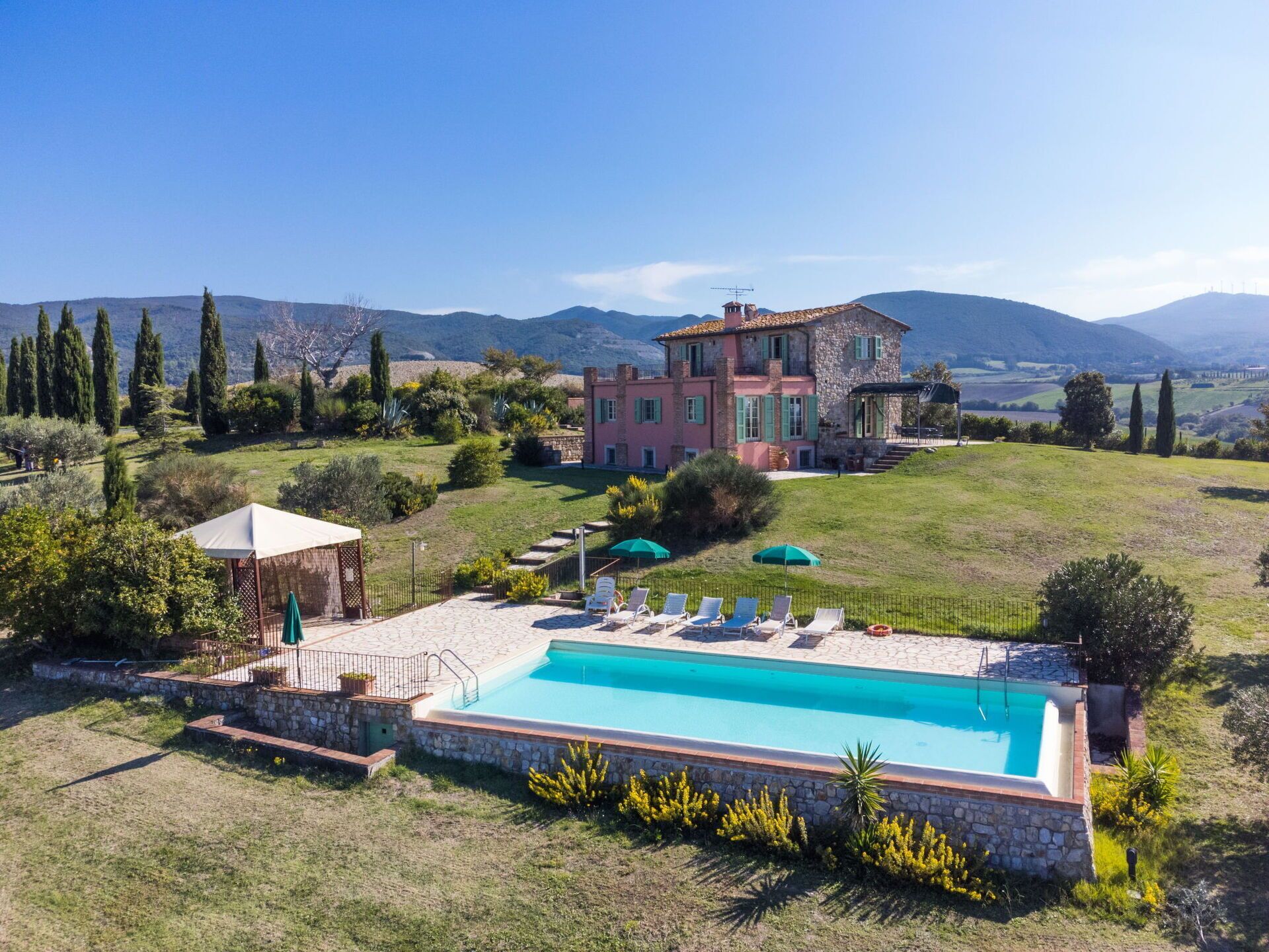 Stunning private villa with private pool, TV, terrace, pets allowed, panoramic view and parking