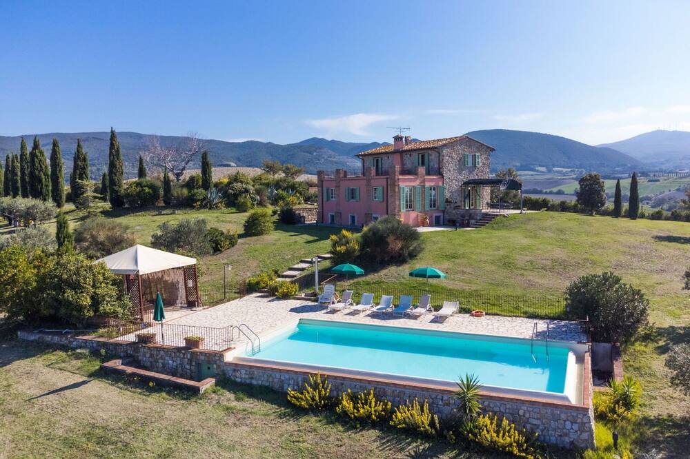 Stunning private villa with private pool, TV, terrace, pets allowed, panoramic view and parking