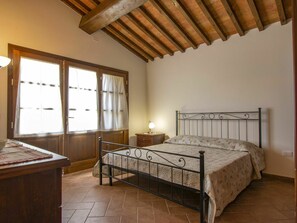 3 chambres, lit de bébé portatif, literie fournie