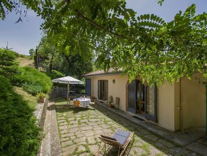 Outdoor dining - Stunning private villa for 6 guests with pool, WIFI, TV, terrace and pets allowed (Scopeti)