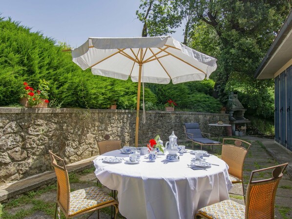 Outdoor dining - Beautiful private villa for 6 people with WIFI, pool, TV, terrace and pets allowed (Scopeti)