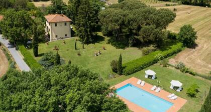 Beautiful private villa with WIFI, private pool, TV, patio, pets allowed and panoramic view