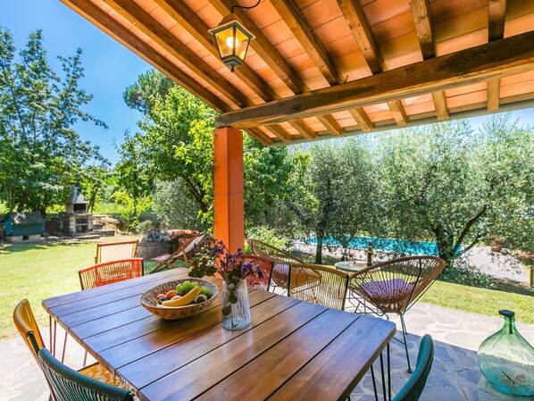 Outdoor dining - Beautiful private villa for 6 guests with A/C, WIFI, private pool, TV and patio (Santa Maria A Monte)