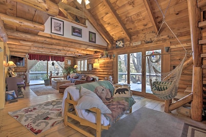 Cabin: Private Hot Tub, Walk to Pats Peak Ski Area