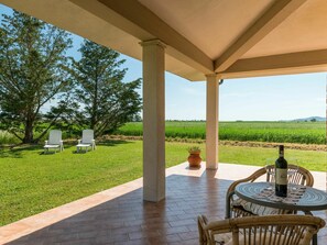 Outdoor dining - Wonderful private villa for 6 guests with WIFI, TV and terrace (Grosseto)