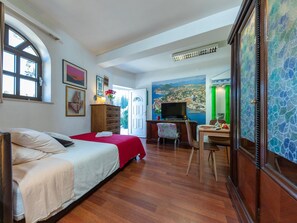 Tabla de planchar con plancha, internet y ropa de cama 