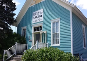Un edificio azul con un letrero que dice 'Town Hall Bakery and Cafe'.