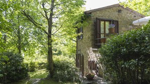 A stone building with a garden path leading to the entrance. - Stunning private villa for 4 guests with private pool, TV, patio and pets allowed (Camucia-monsigliolo)