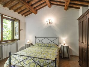 1 Schlafzimmer, Reisekinderbett