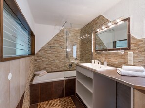 Bañera, secador de pelo, toallas