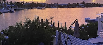 Walk to Sombrero Beach!