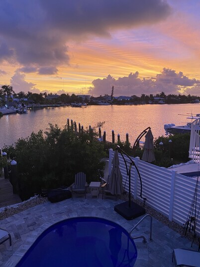 Walk to Sombrero Beach!