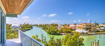 Walk to Sombrero Beach!