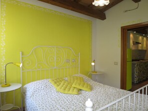 1 bedroom, travel cot