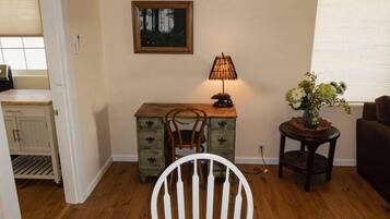 2 bedrooms, iron/ironing board, WiFi